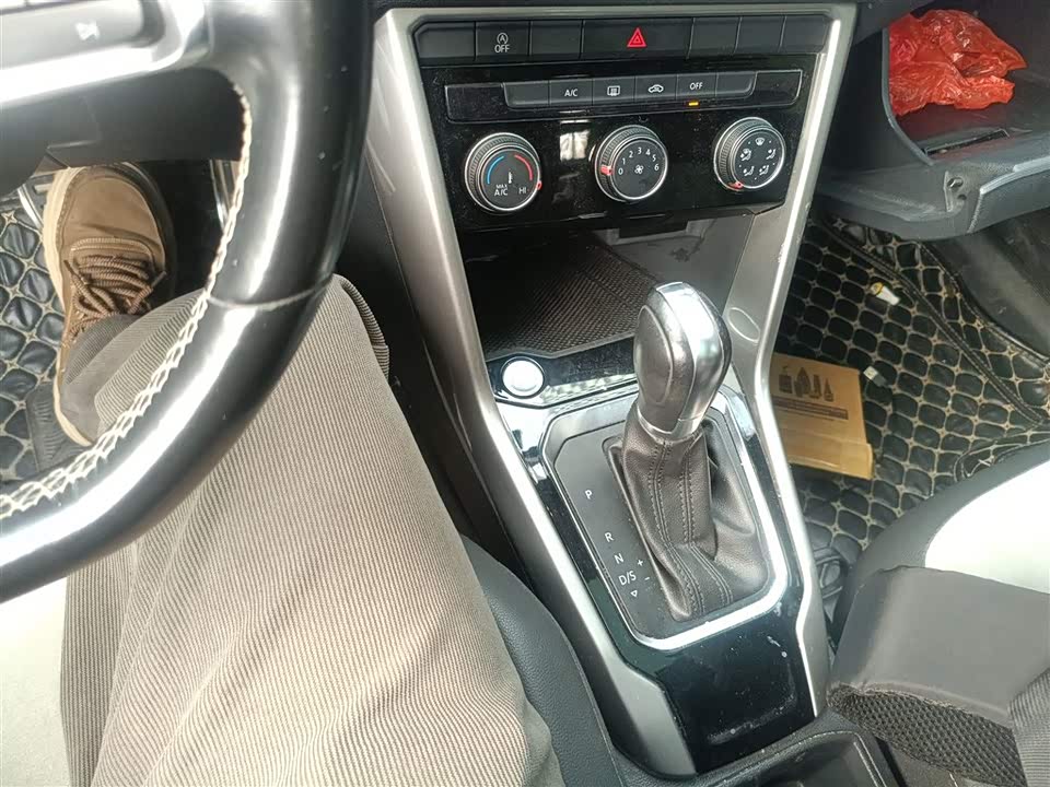 Volkswagen T-ROC exploring Songs