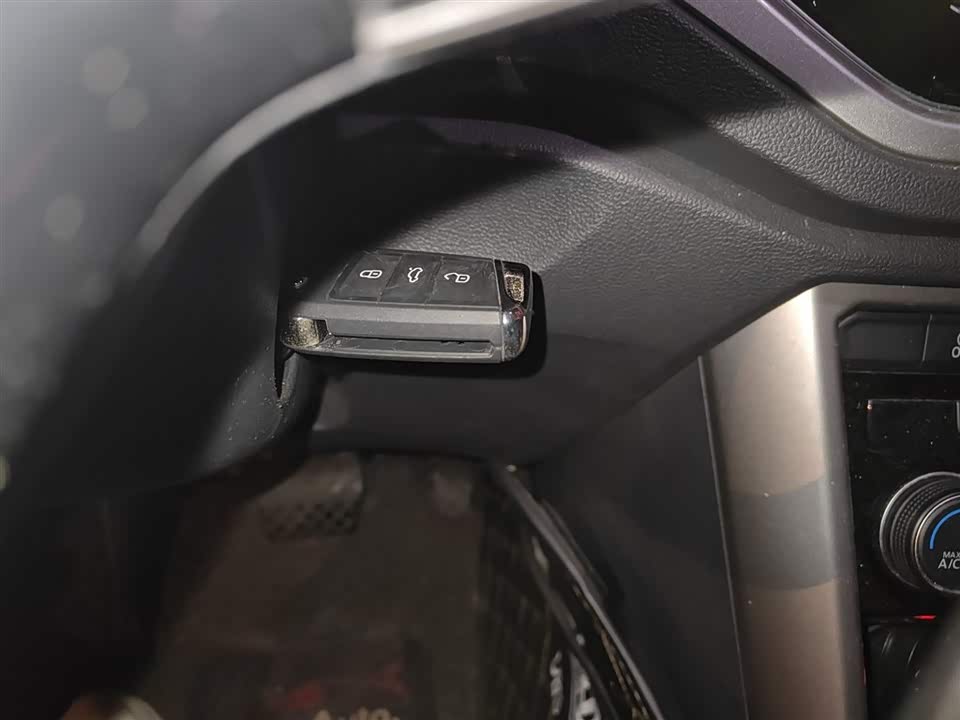 Volkswagen T-ROC exploring Songs