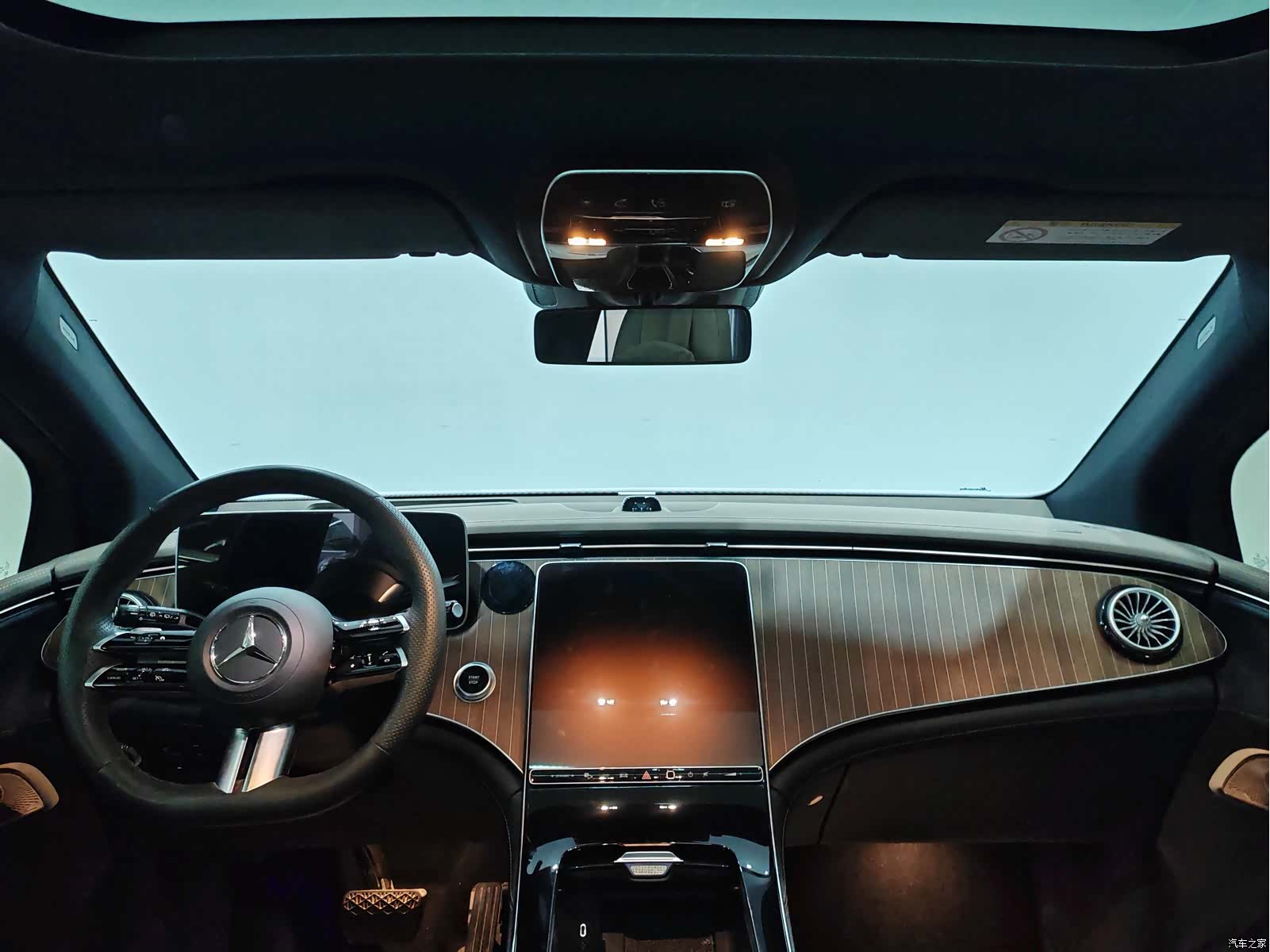 Mercedes-Benz EQE, 2024 3