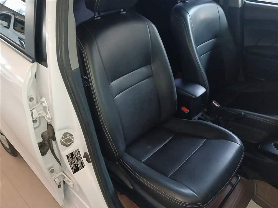 Toyota YARiS L to enjoy