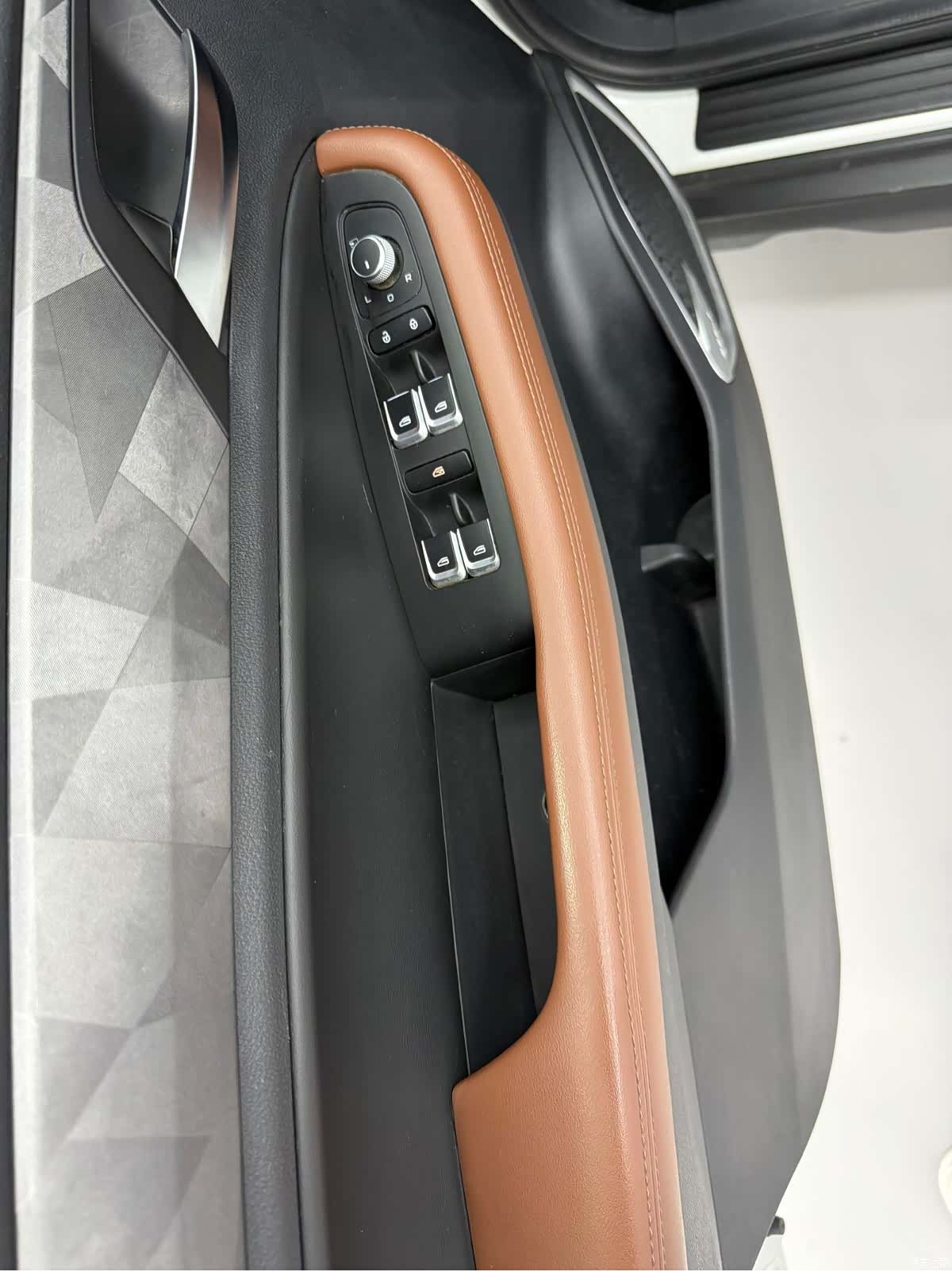 Geely X6, 2022 13