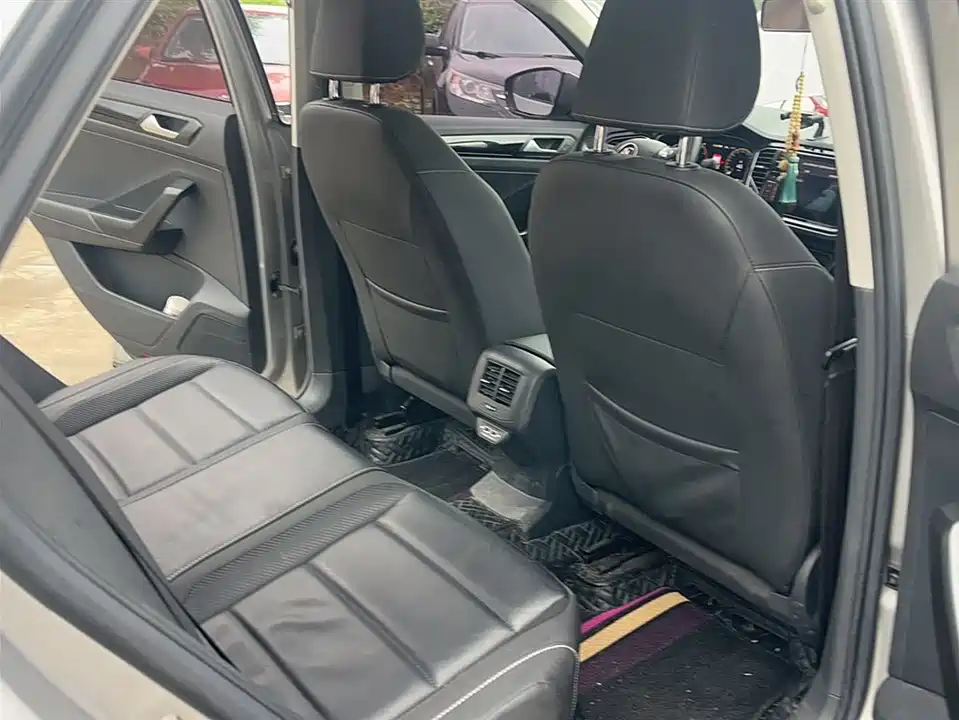 Volkswagen T-ROC exploring Songs