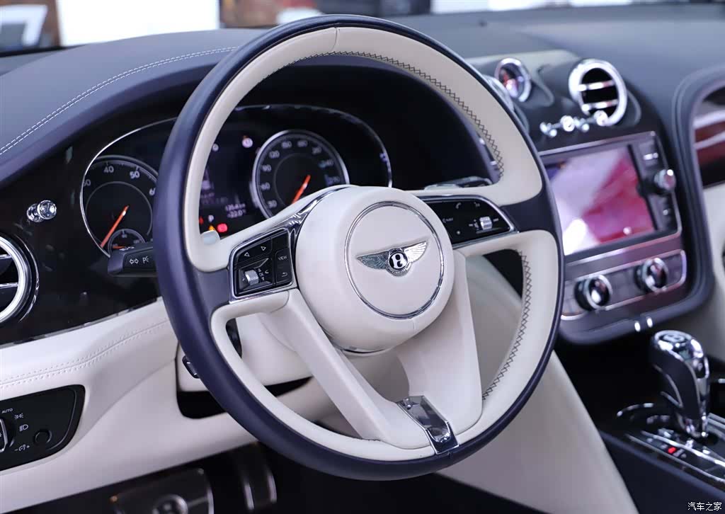 Bentley Bentayga, 2018 12