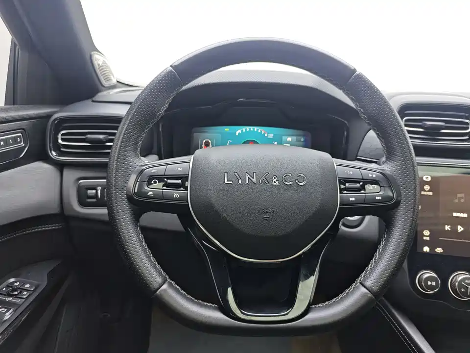 Lynk & Co 02