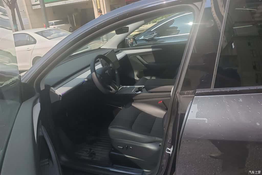 Tesla Model Y, 2024 9