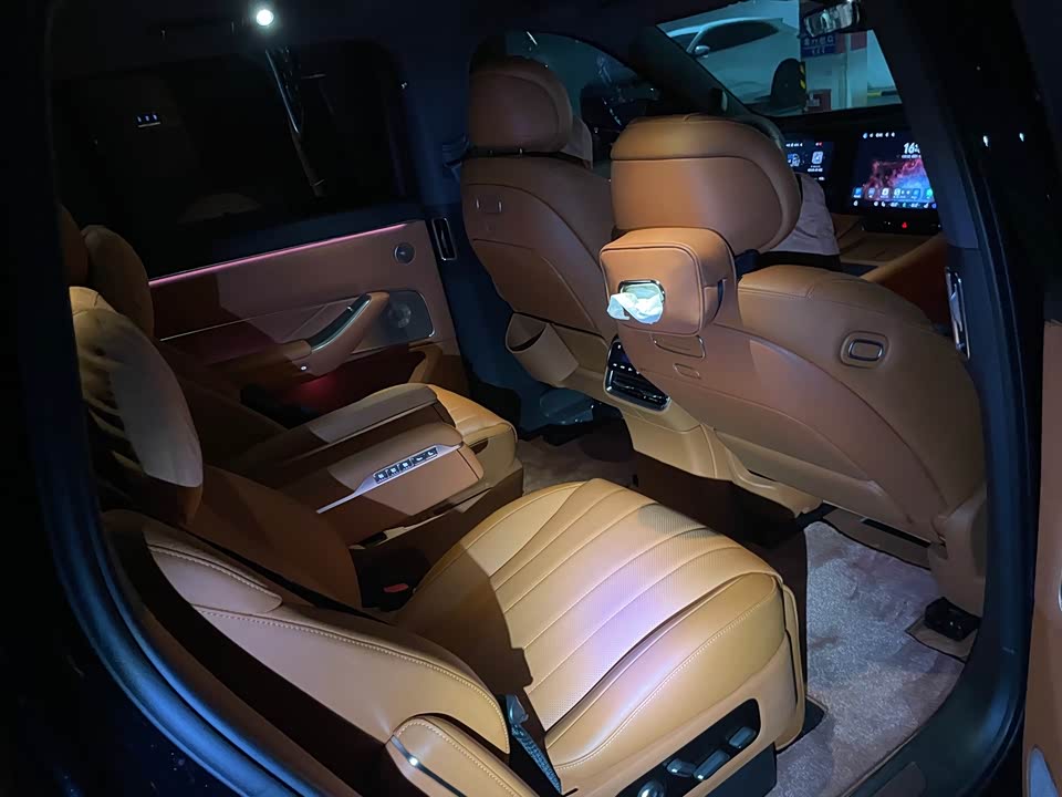 AITO Ask the world M8