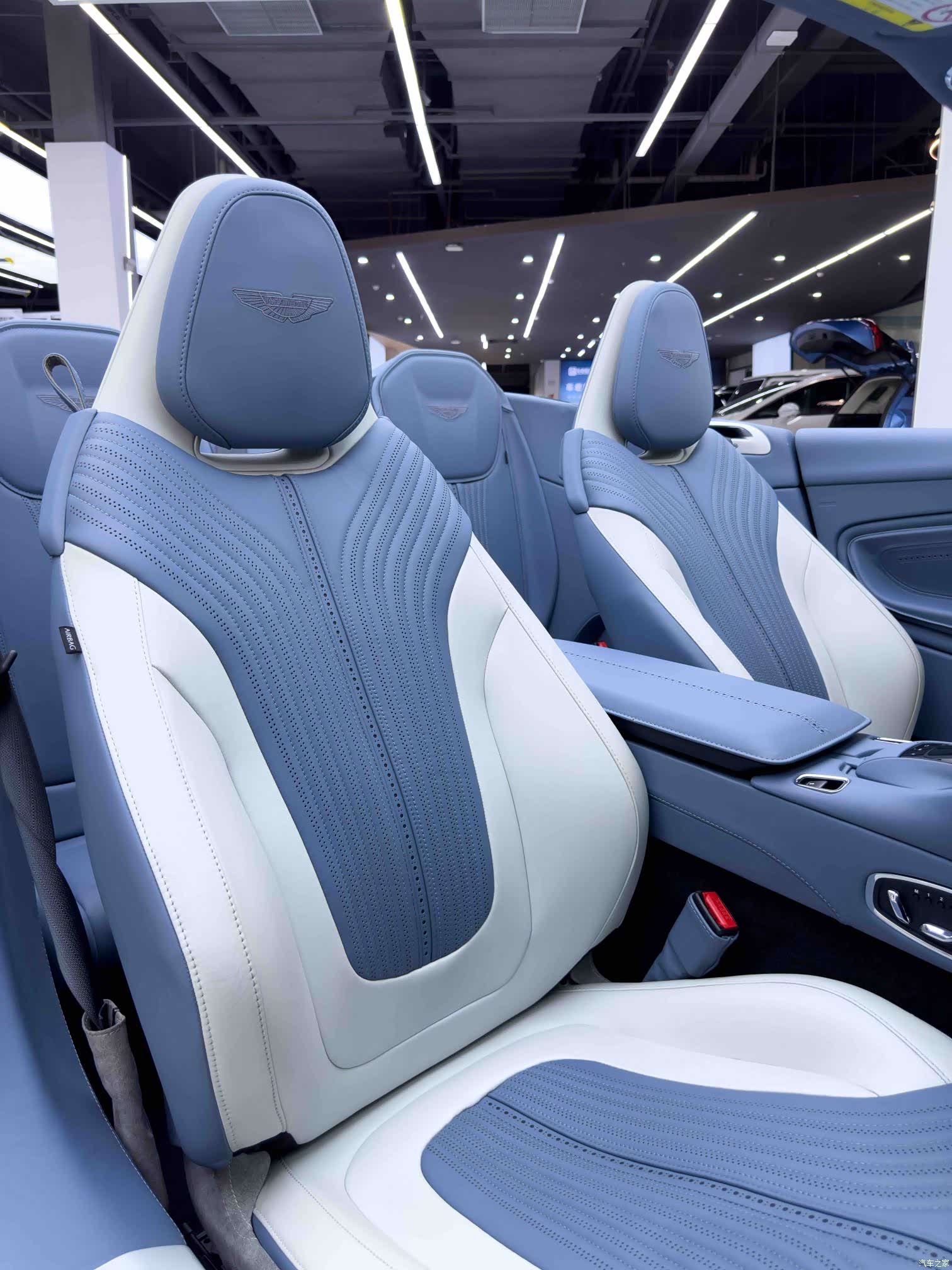 Aston Martin DB11, 2023 16