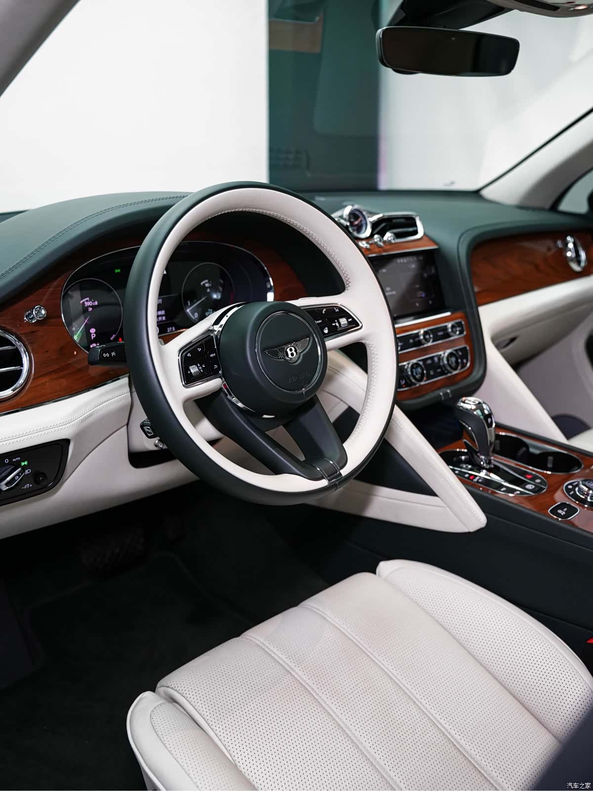 Bentley Bentayga, 2021 21
