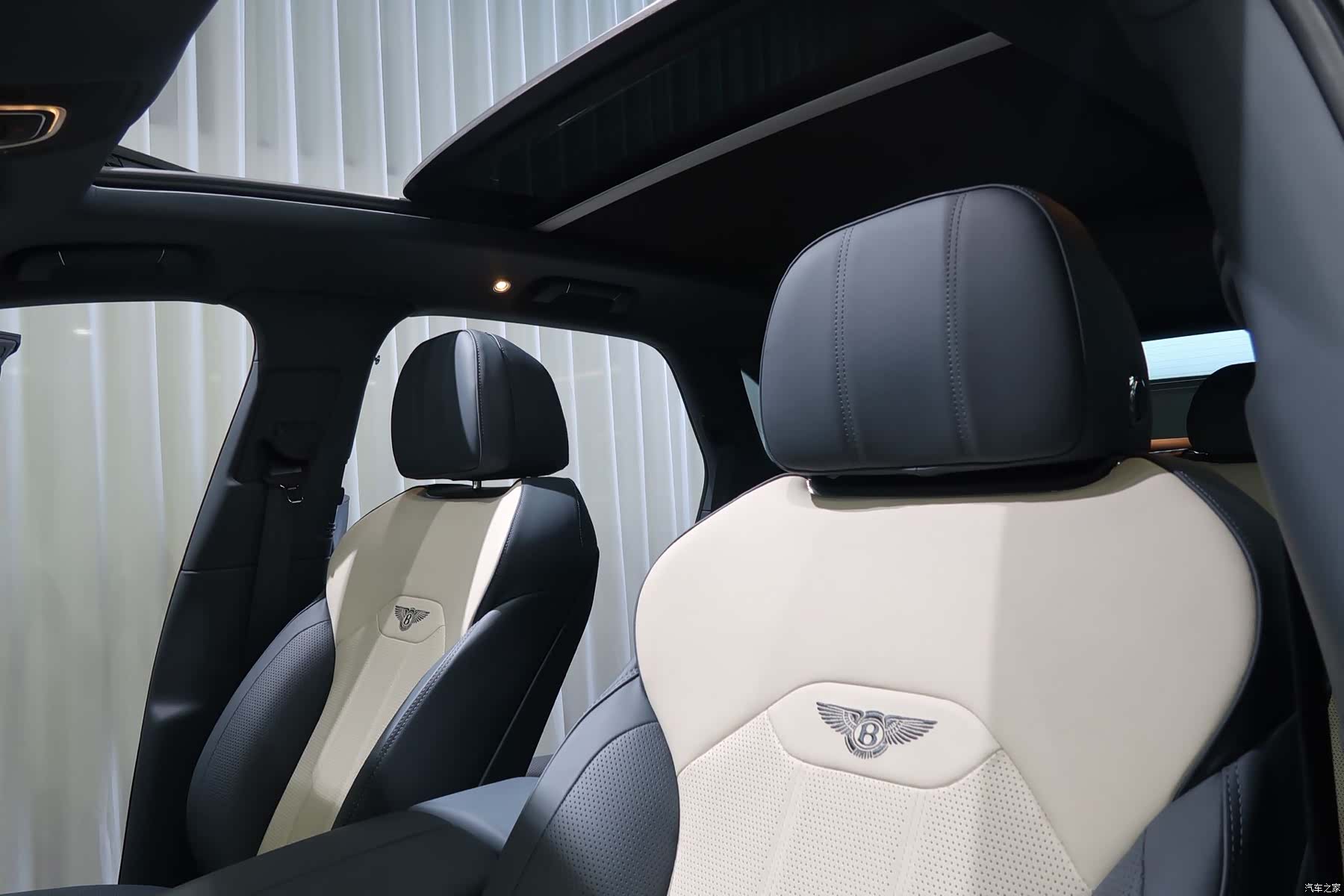 Bentley Bentayga, 2022 16