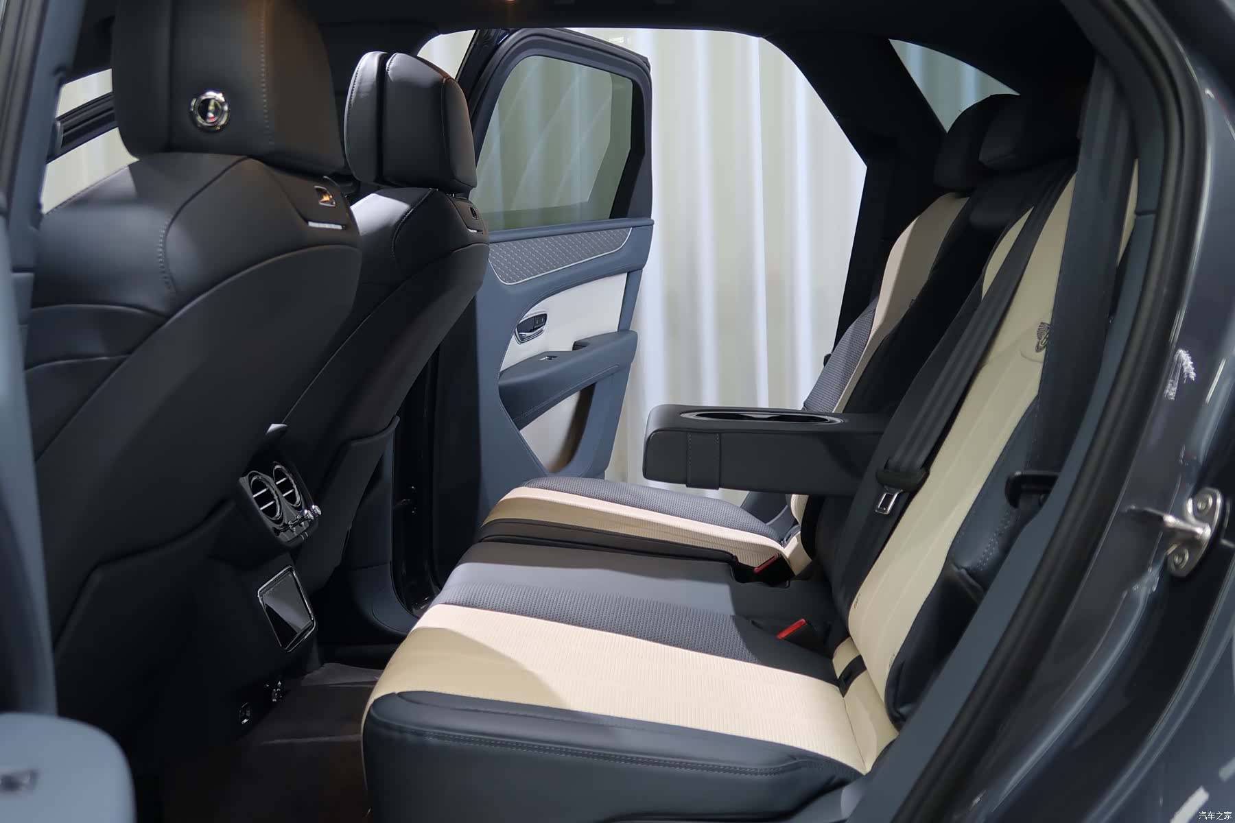 Bentley Bentayga, 2022 19