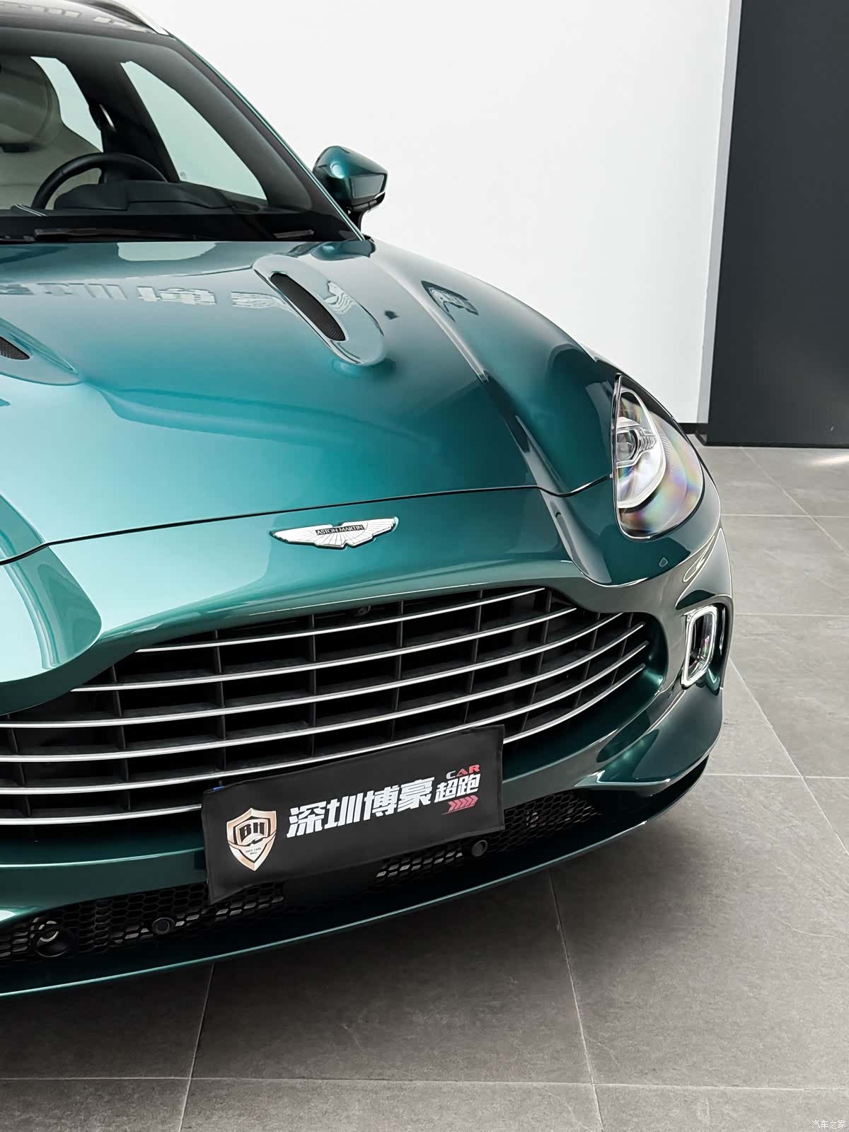 Aston Martin DBX, 2023 4