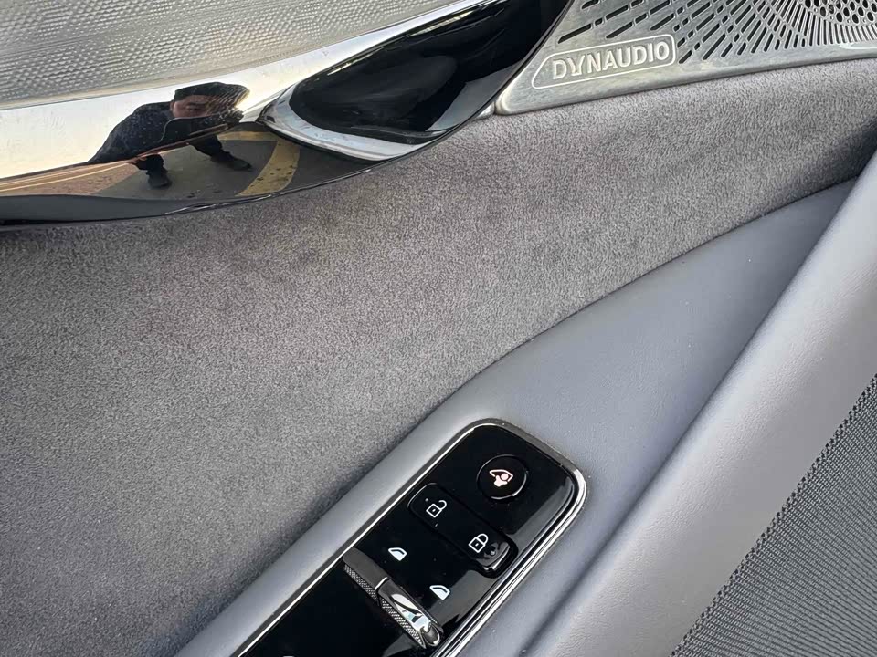 VOYAH Lantu chasing light