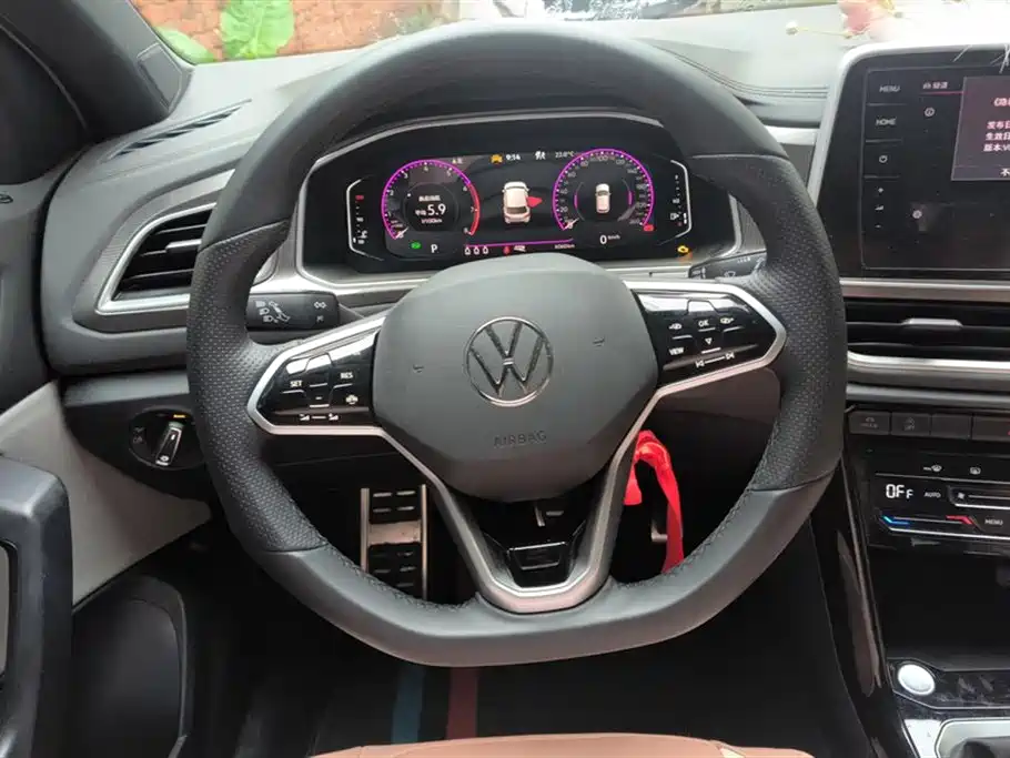 Volkswagen T-ROC exploring Songs