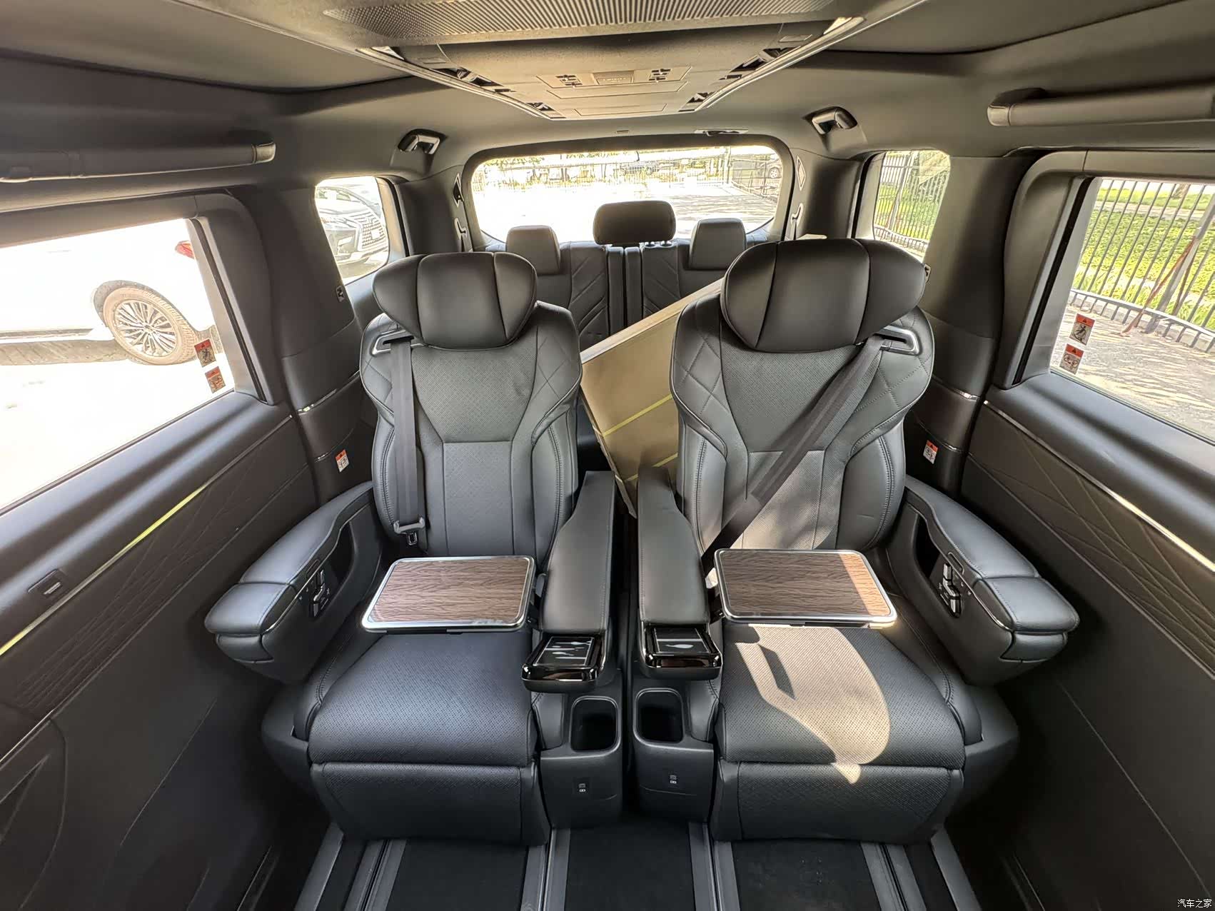Toyota Alphard, 2025 12