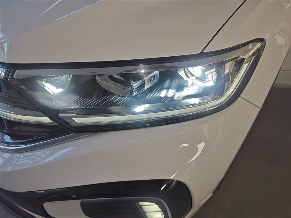 Volkswagen T-ROC exploring Songs