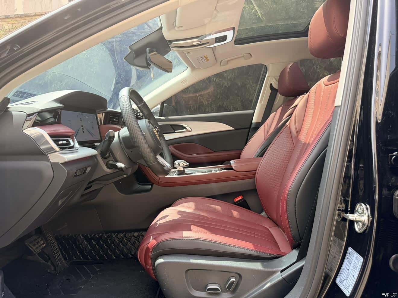 Hongqi H5, 2025 9