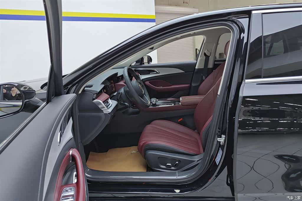 Hongqi H5, 2025 9
