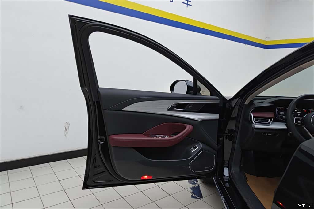 Hongqi H5, 2025 7