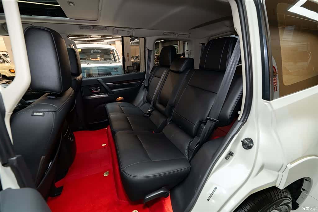 Mitsubishi Pajero, 2026 10