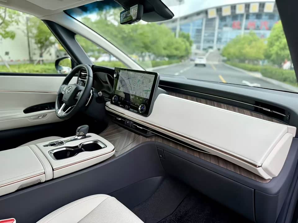 Lexus LM Lexus LM