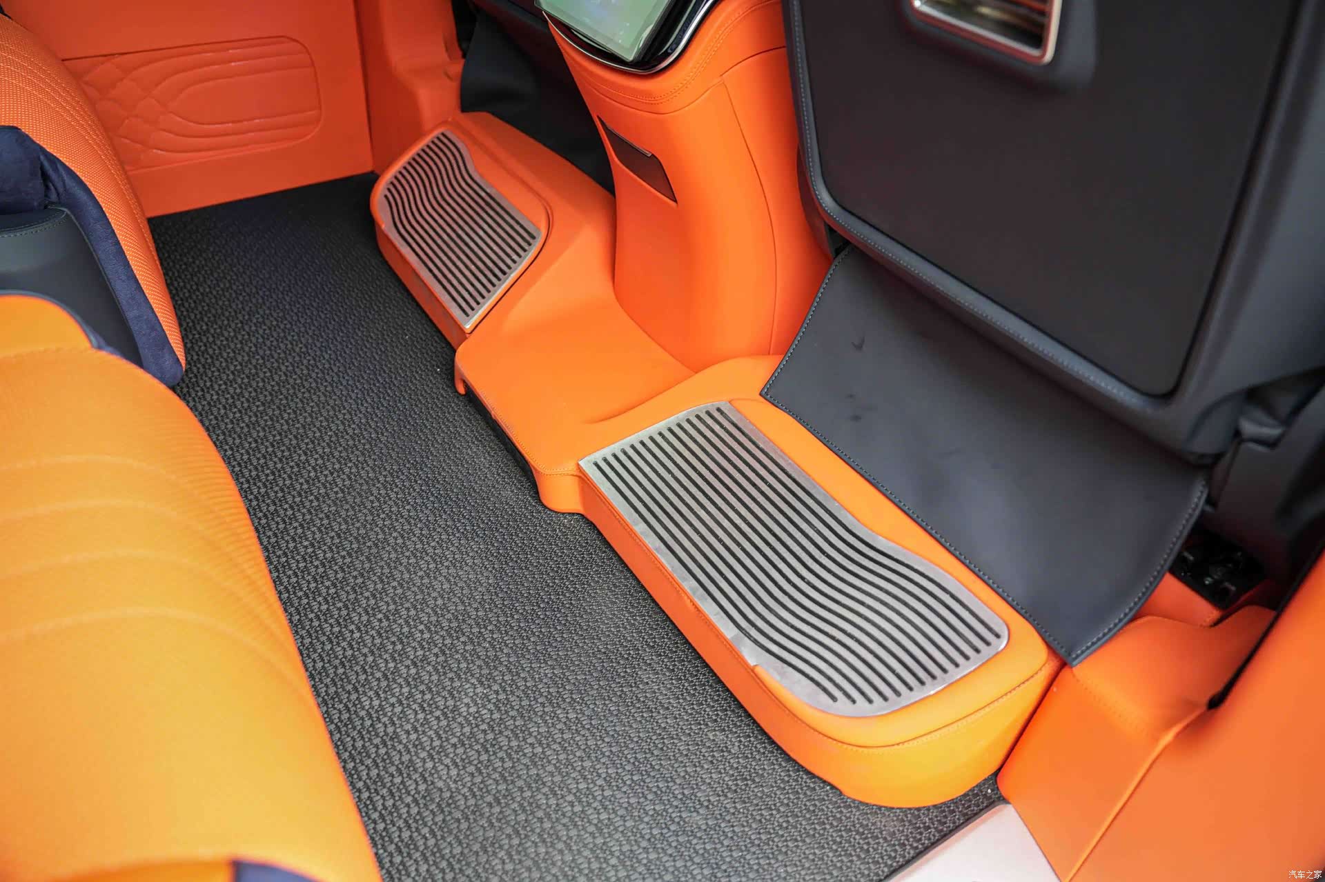 Mercedes-Benz 7, 2022 10