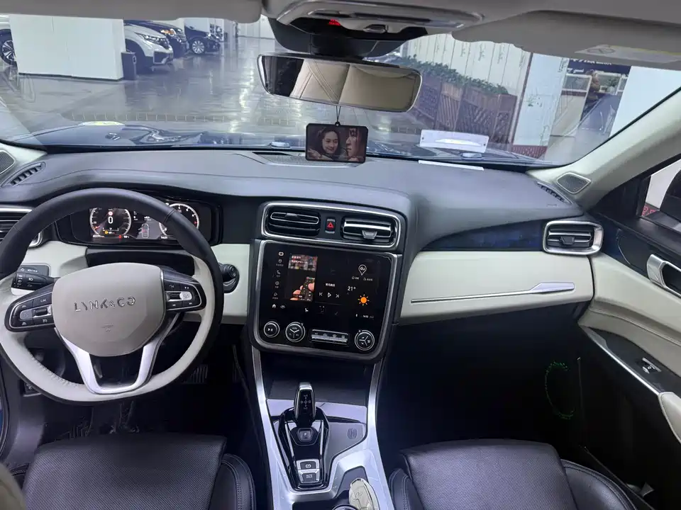 Lynk & Co 01