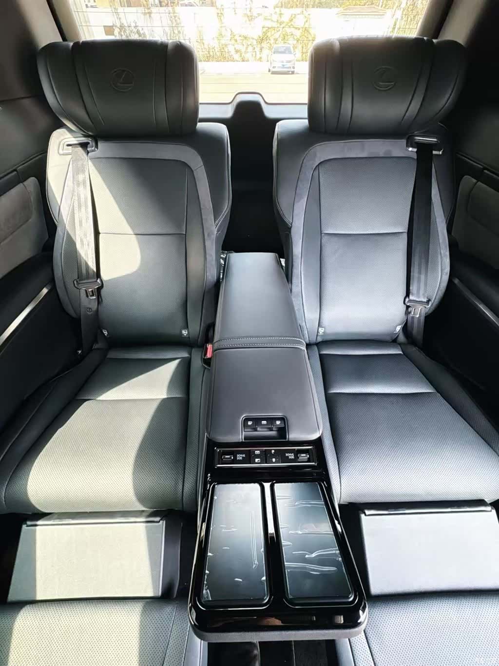 Lexus LM, 2025 9