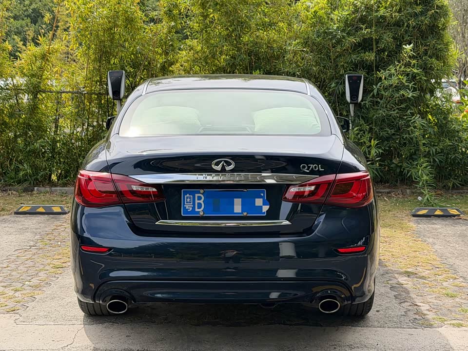Infiniti Q70