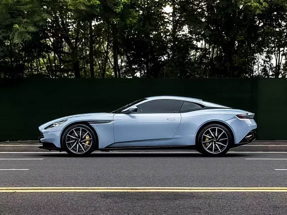 Aston Martin DB11