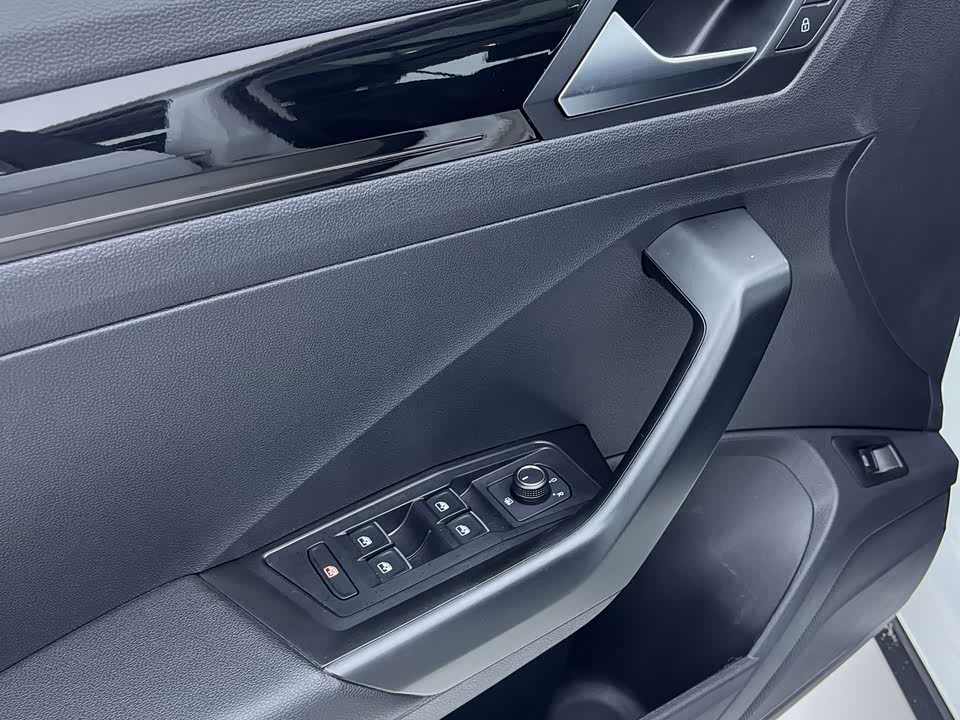 Volkswagen T-ROC exploring Songs