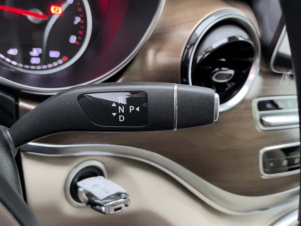 Mercedes-Benz V-Class, 2022 13