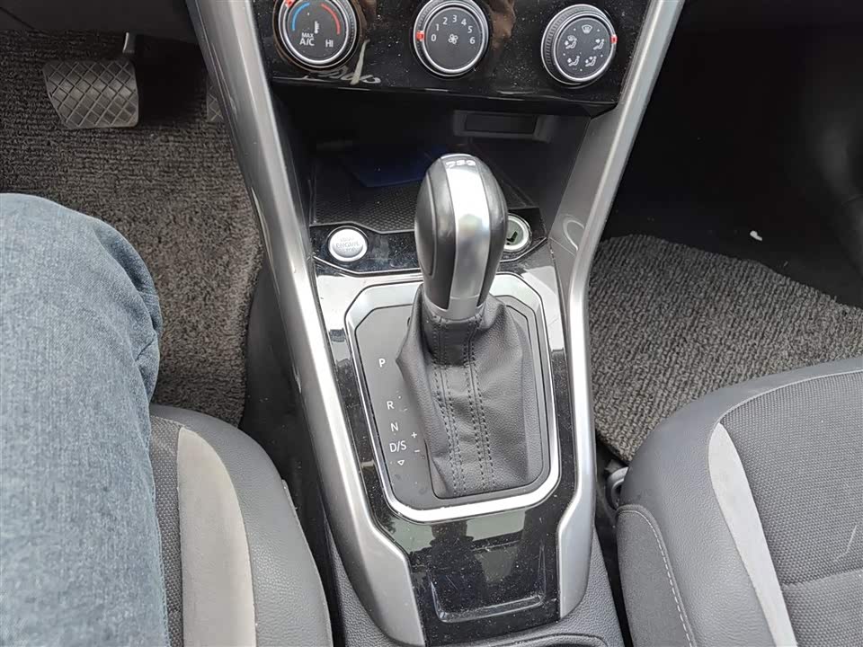 Volkswagen T-ROC exploring Songs