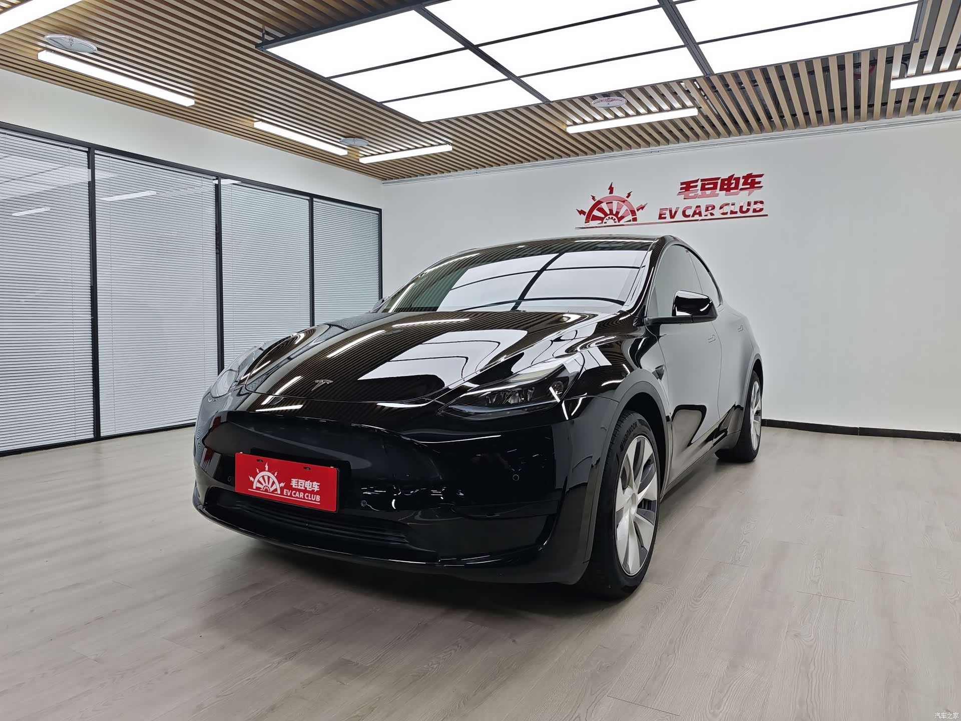 Tesla Model Y, 2023 1