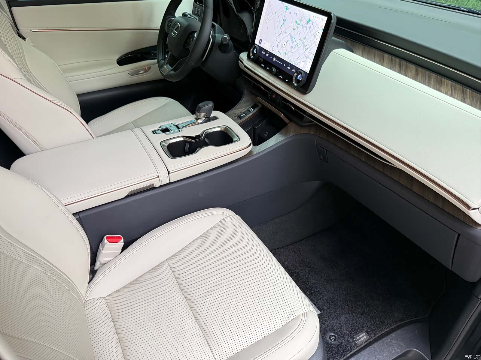 Lexus LM, 2025 9