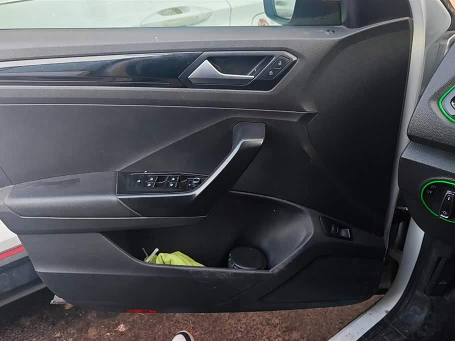 Volkswagen T-ROC exploring Songs