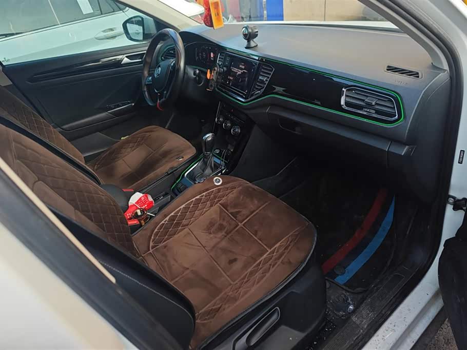 Volkswagen T-ROC exploring Songs