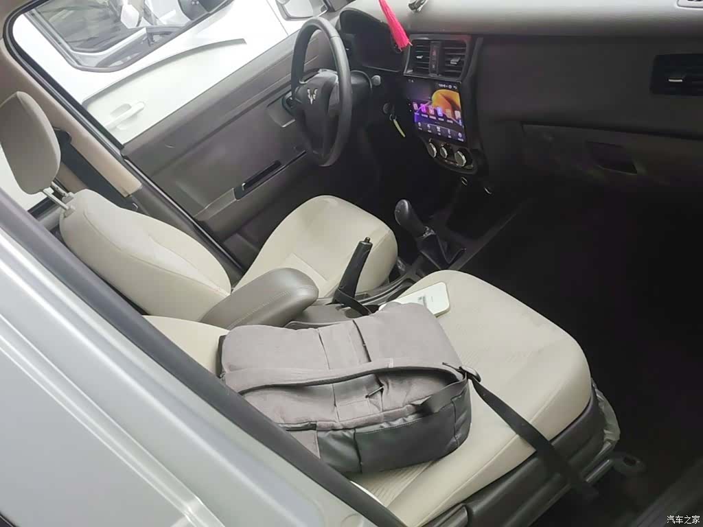 Wuling V, 2017 25