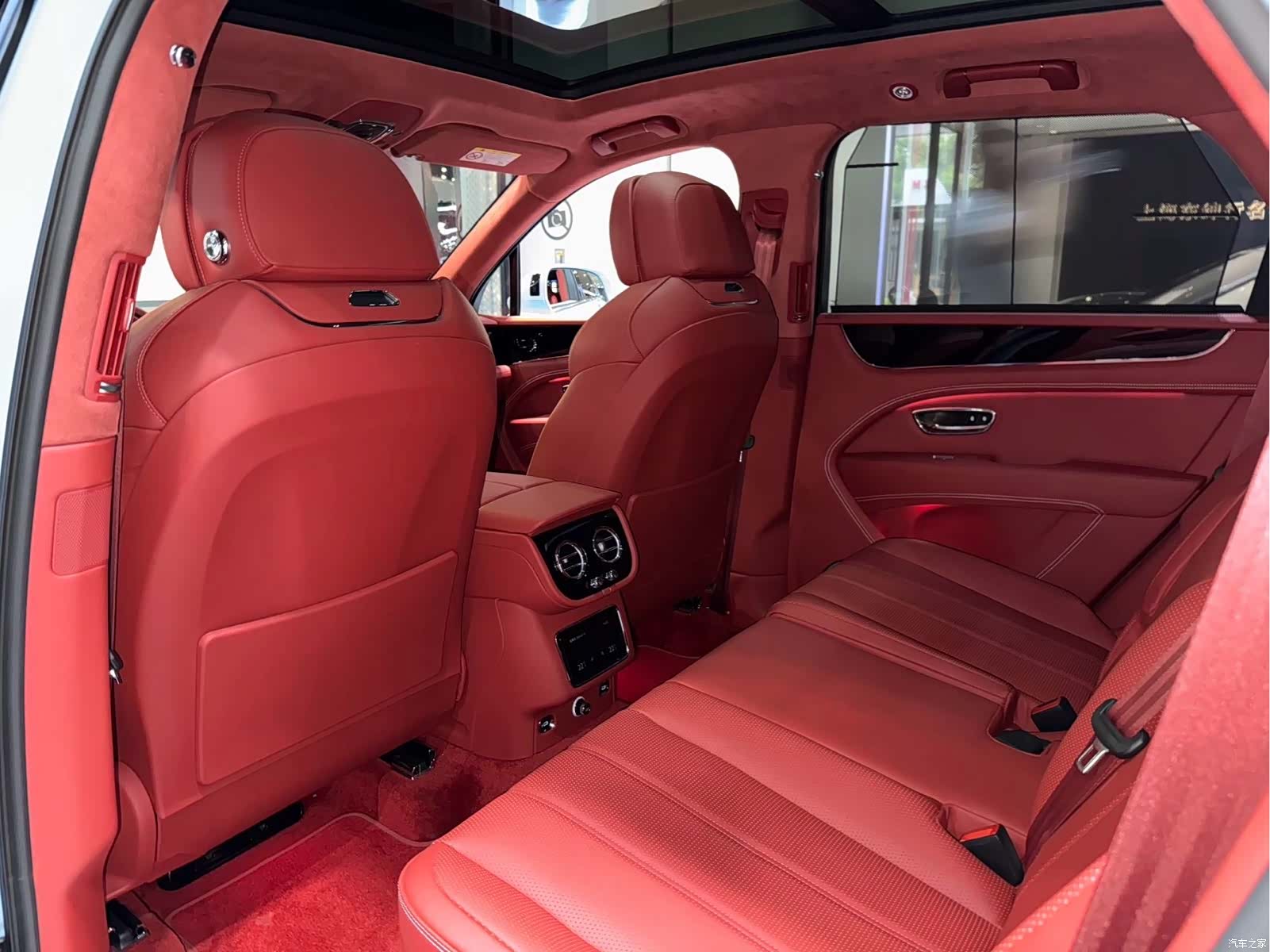 Bentley Bentayga, 2023 14