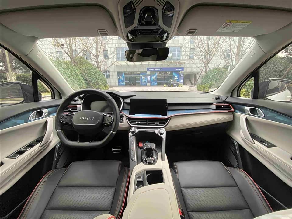 Lynk & Co 06