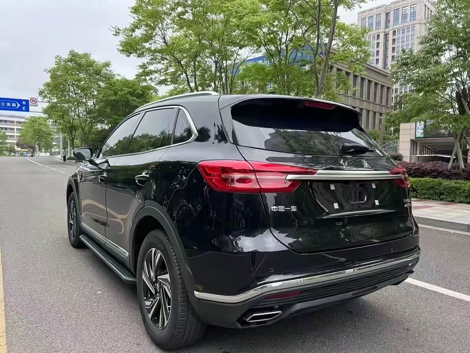 Hongqi HS5