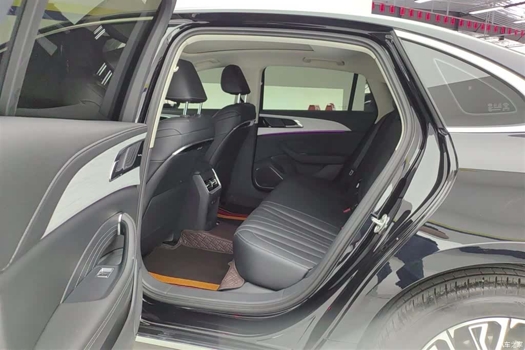 Hongqi H5, 2025 11