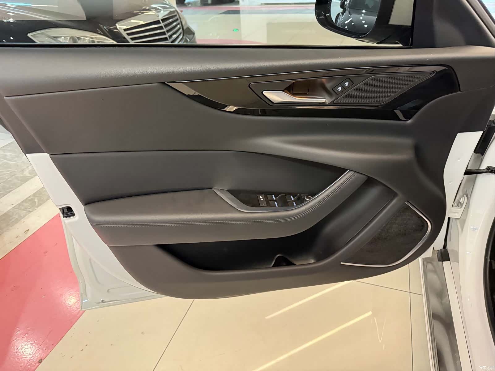 Land Rover XEL, 2020 6