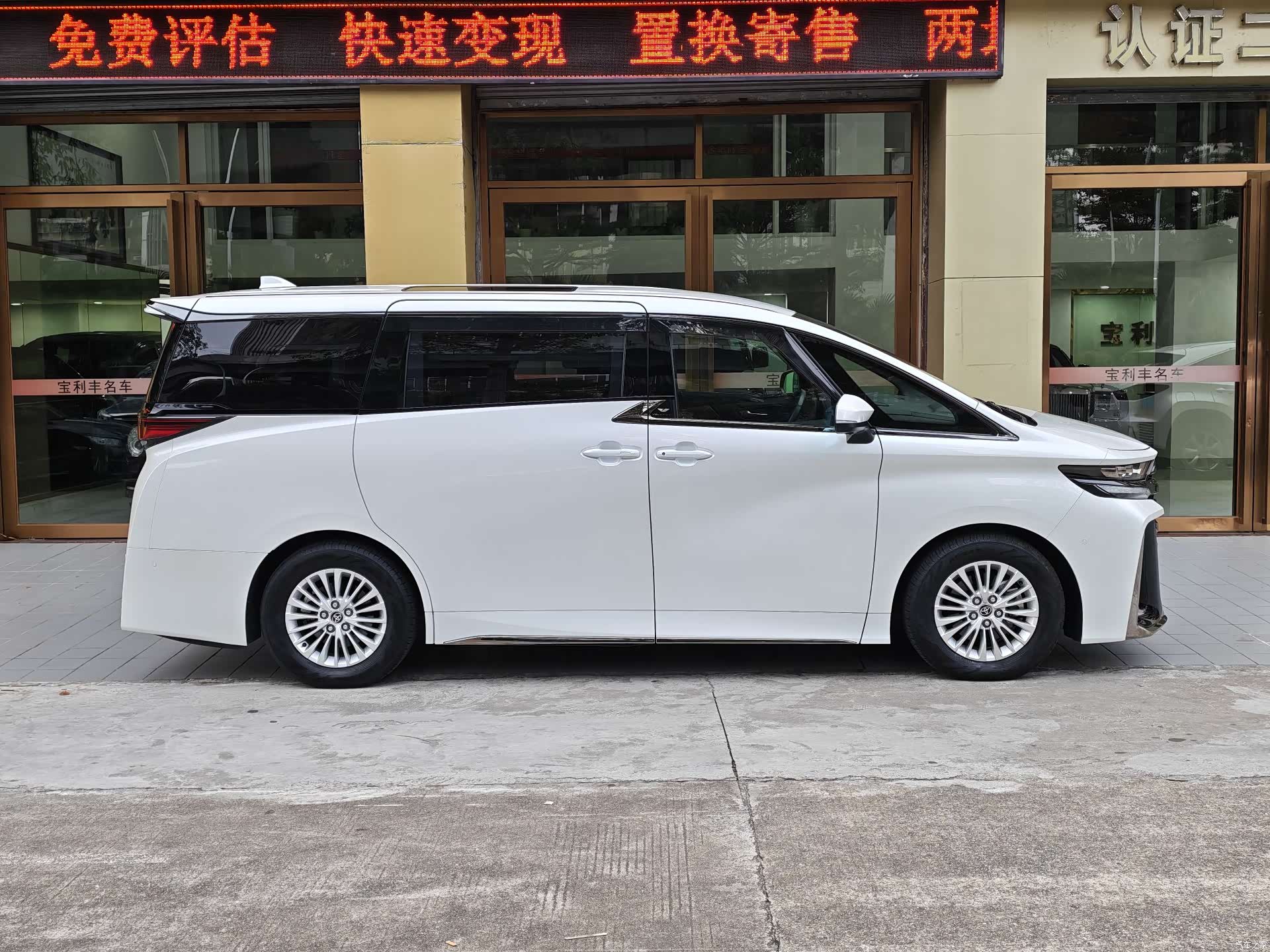 Toyota Vellfire, 2025 4