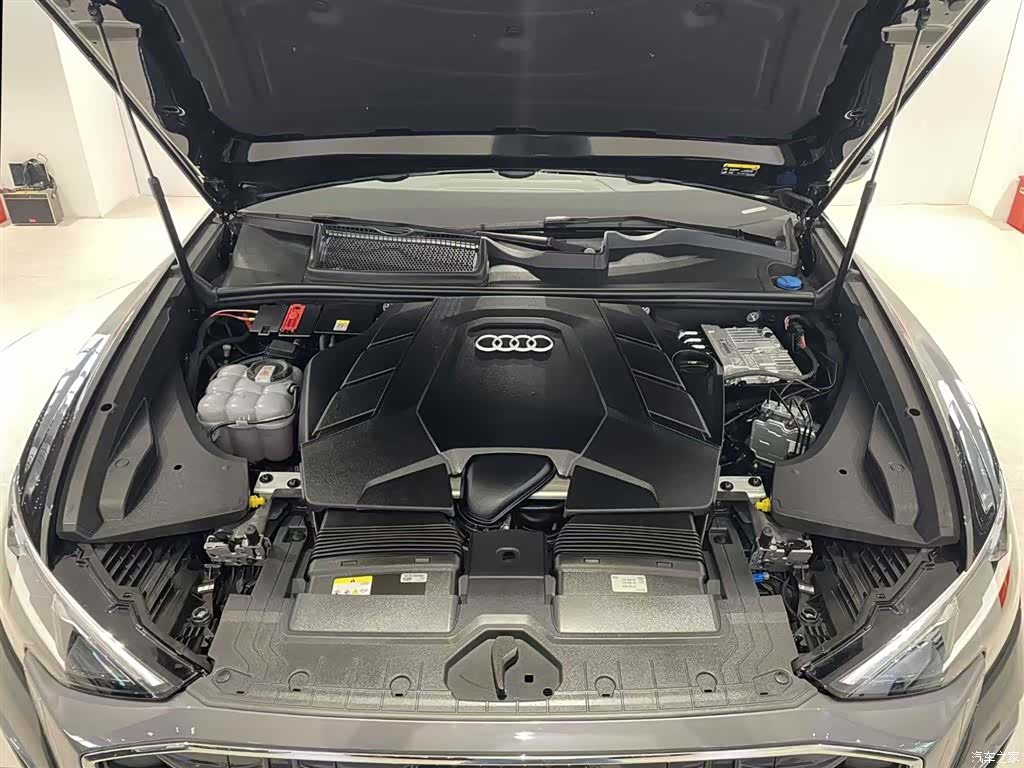 Audi Q8, 2025 9