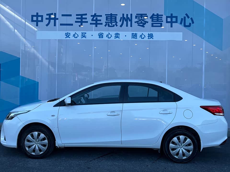 Toyota YARiS L to enjoy