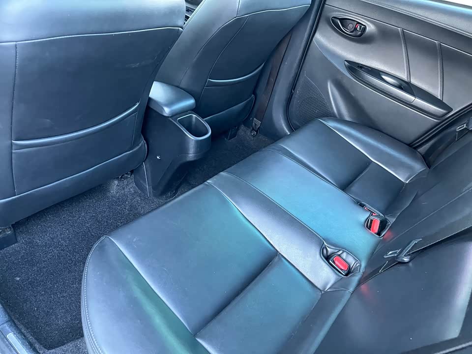 Toyota YARiS L to enjoy