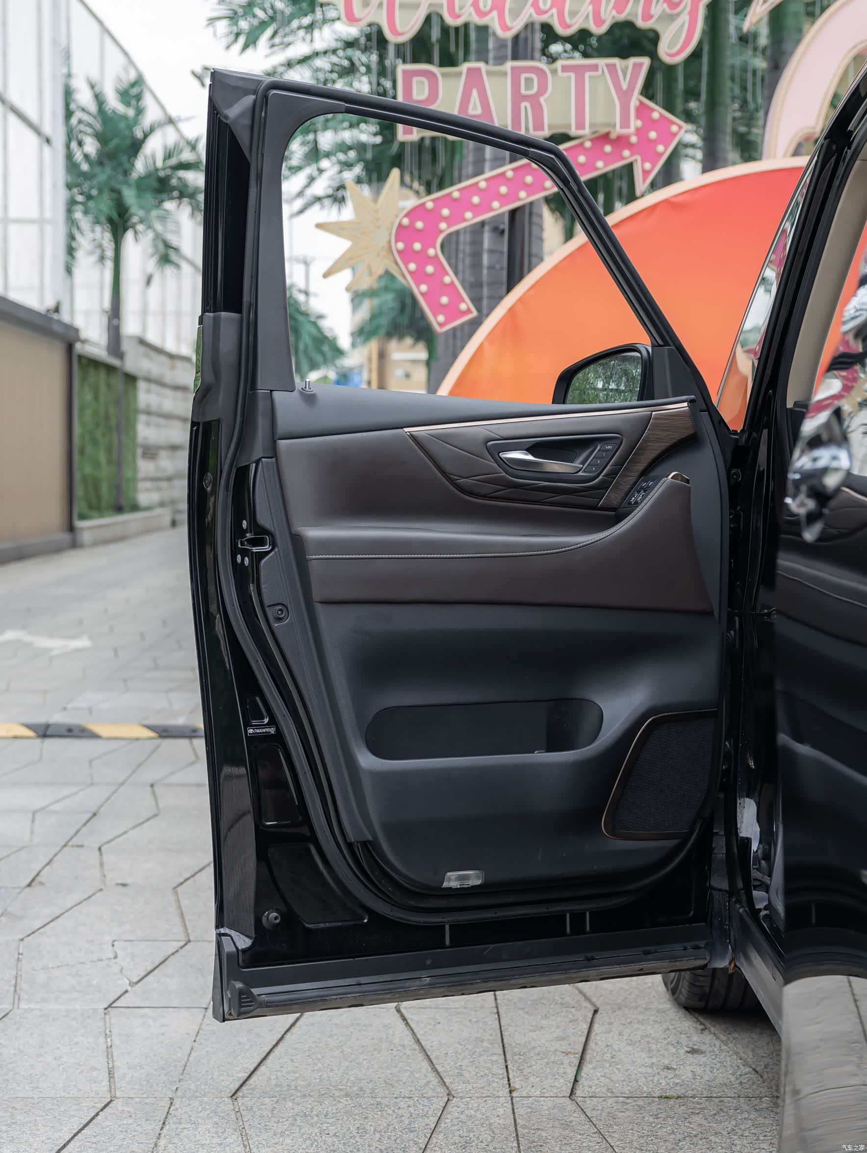 Toyota Alphard, 2024 16