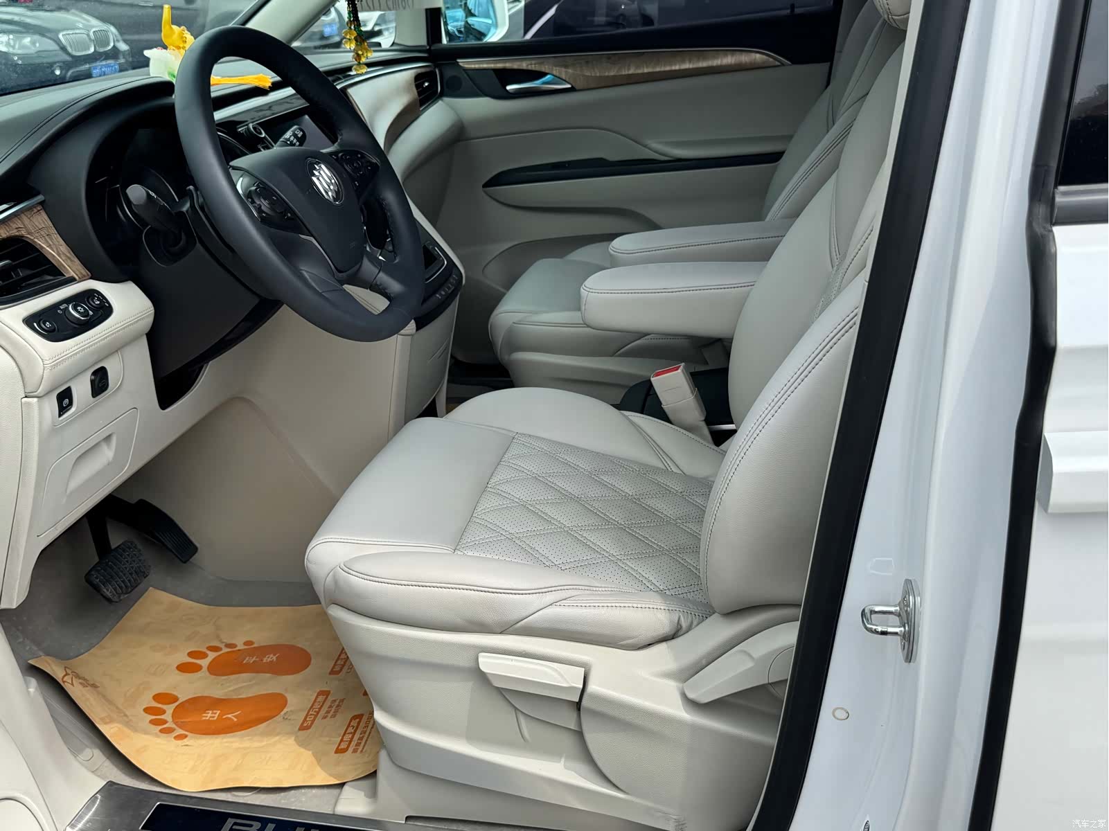 Buick GL8, 2017 3