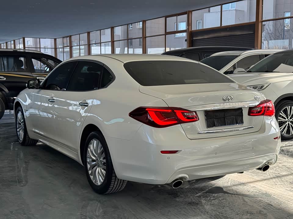 Infiniti Q70