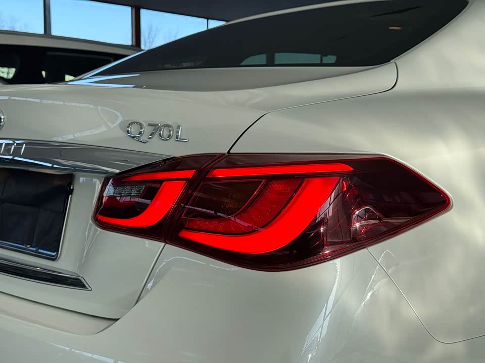 Infiniti Q70